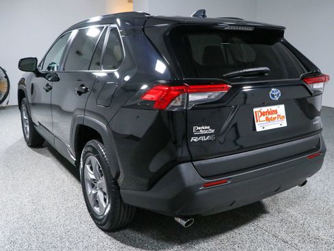 Used 2022 Toyota RAV4 LE AWD/4WD image 9