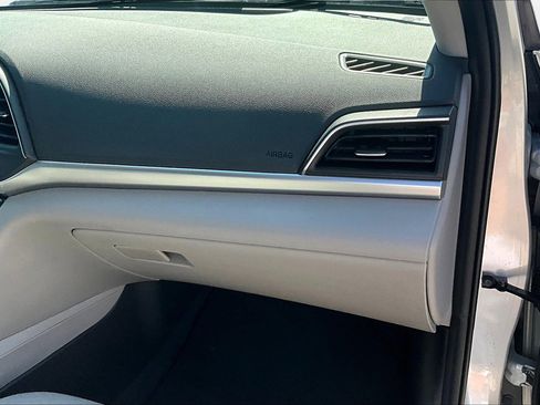 Used 2019 Hyundai Elantra SE image 21