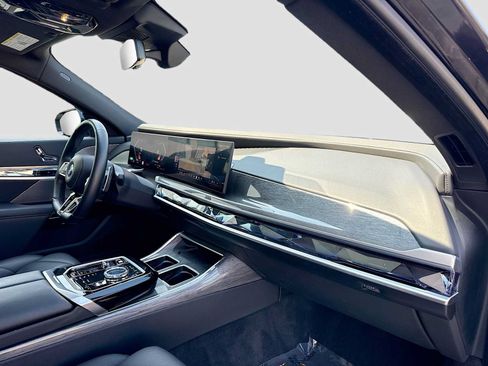Used 2024 BMW 740i xDrive w/ Premium Package 2 AWD/4WD image 8