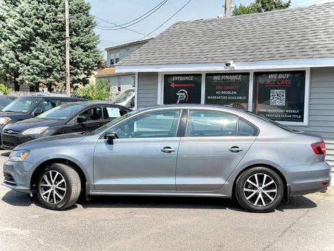 Used 2017 Volkswagen Jetta SE FWD image 2