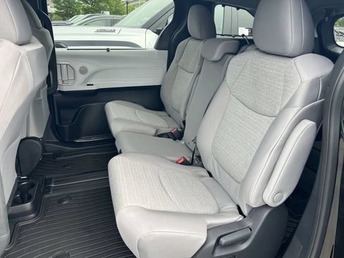 Used 2026 Toyota Sienna LE FWD image 19