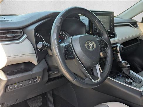 Used 2022 Toyota RAV4 XLE Premium image 10