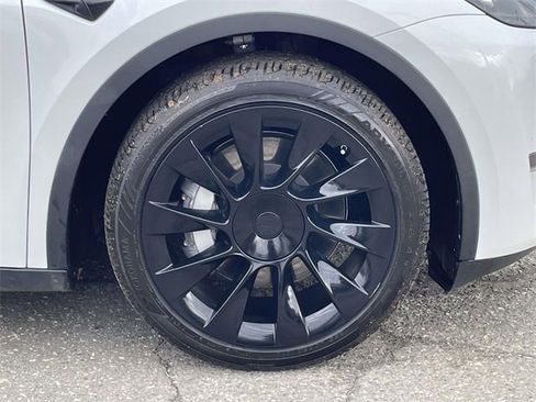 Used 2023 Tesla Model Y Long Range image 9