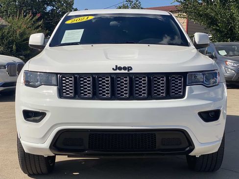 Used 2021 Jeep Grand Cherokee Laredo X AWD/4WD image 3