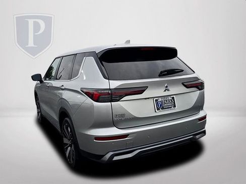 Used 2025 Mitsubishi Outlander SE FWD image 8