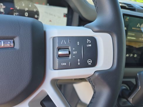 Certified 2025 Land Rover Defender 110 X-Dynamic SE AWD/4WD image 31