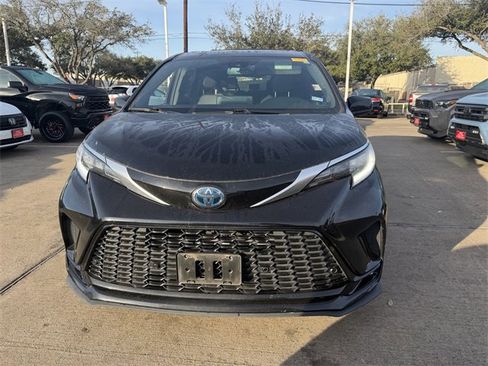Used 2022 Toyota Sienna XSE image 2