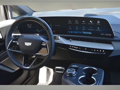 New 2026 Cadillac Optiq Luxury 1 w/ LPO, Floor Liner Package AWD/4WD image 15