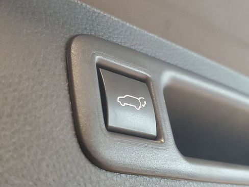 Used 2023 Toyota Highlander XLE image 9