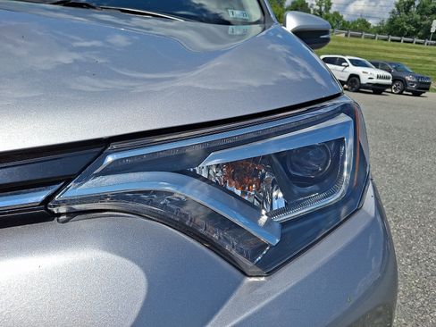 Used 2018 Toyota RAV4 Limited AWD/4WD image 10