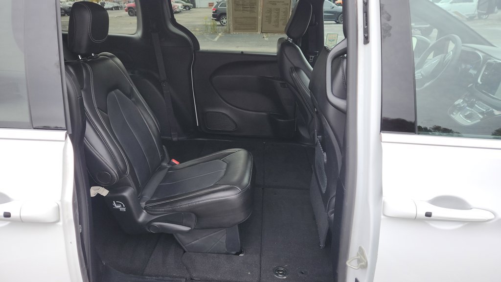 Used 2025 Chrysler Pacifica Select FWD image 12