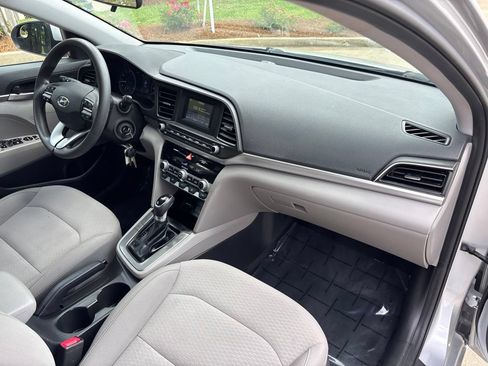 Used 2020 Hyundai Elantra SE FWD image 46
