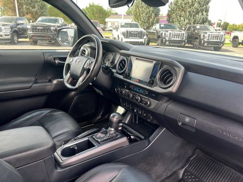 Used 2019 Toyota Tacoma TRD Off-Road AWD/4WD image 37