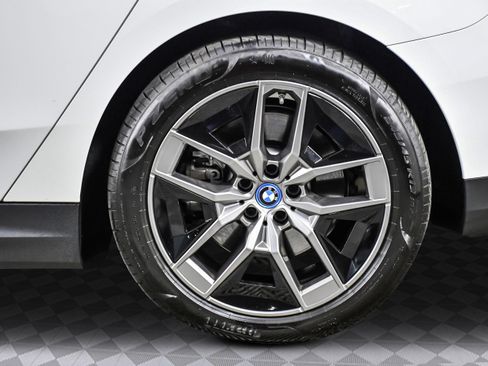 Used 2025 BMW i5 eDrive40i w/ Executive Package image 34