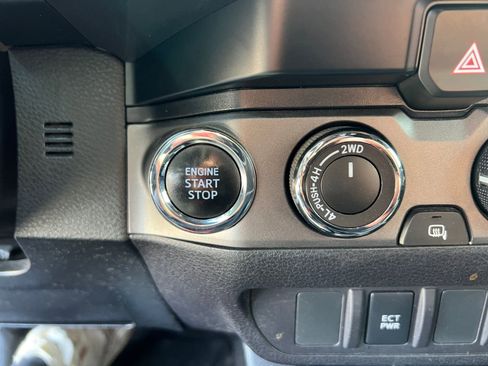 Used 2019 Toyota Tacoma TRD Off-Road AWD/4WD image 25