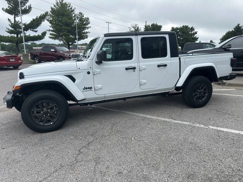 New 2025 Jeep Gladiator Sport image 16