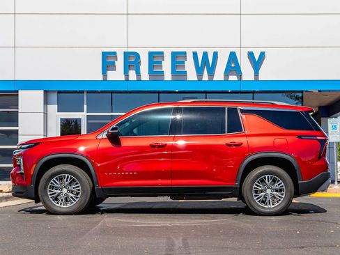 Used 2026 Chevrolet Traverse LT FWD image 2