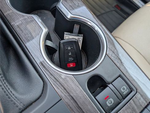 Used 2021 Toyota Highlander Limited image 21