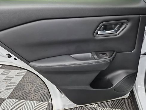 Used 2024 Nissan Rogue SV image 17