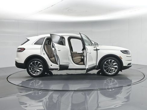 Used 2023 Lincoln Nautilus Reserve w/ Luxury Package AWD/4WD image 4