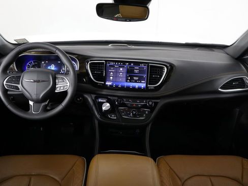 Used 2023 Chrysler Pacifica Pinnacle image 14