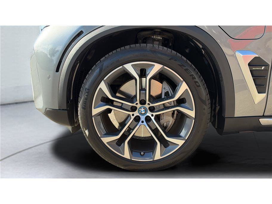 Used 2024 BMW X5 xDrive50e w/ Parking Assistance Package AWD/4WD image 14