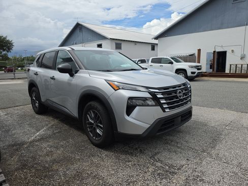 Used 2024 Nissan Rogue S FWD image 1