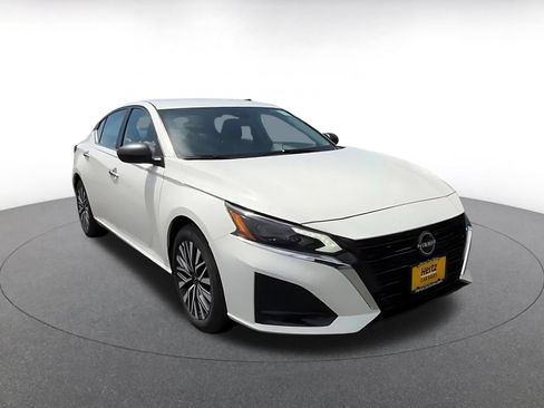 Used 2025 Nissan Altima 2.5 SV FWD image 3