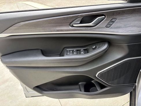 Used 2025 Jeep Grand Cherokee Limited w/ Luxury Tech Group II image 11