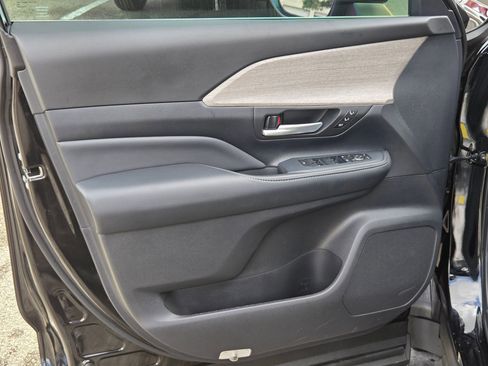 Used 2025 Toyota Grand Highlander AWD image 11