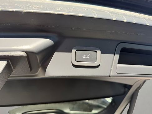 Used 2018 Land Rover Range Rover Velar S AWD/4WD image 14
