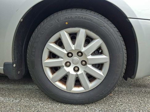 Used 2010 Chrysler Sebring Touring FWD image 2