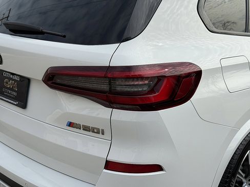 Used 2021 BMW X5 M50i image 8