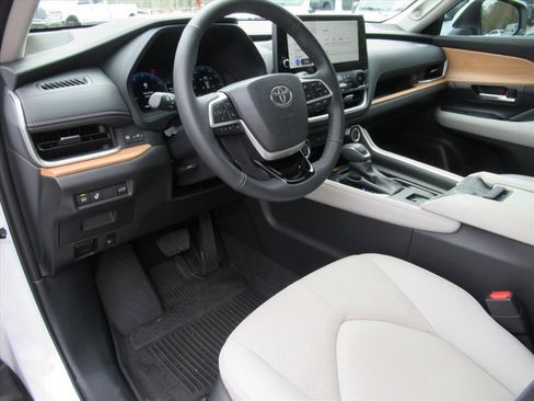 Used 2025 Toyota Grand Highlander FWD image 16