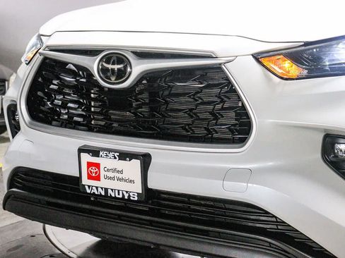 Certified 2024 Toyota Highlander XLE FWD image 8