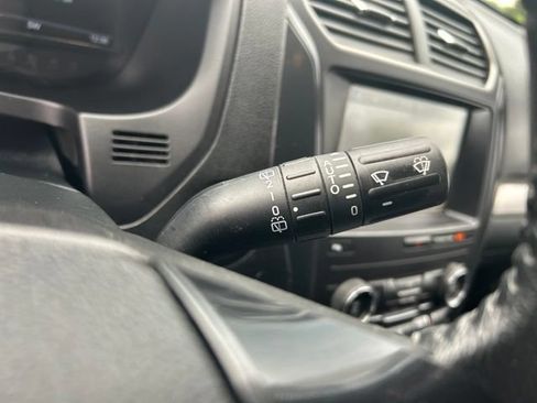 Used 2019 Ford Explorer XLT w/ Equipment Group 202A AWD/4WD image 27