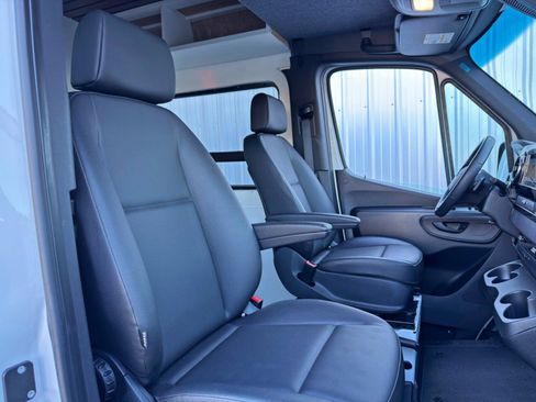 Used 2021 Mercedes-Benz Sprinter 2500 w/ Premium Plus Package image 33