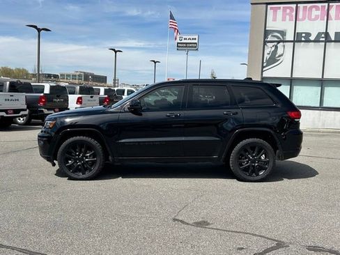 Used 2022 Jeep Grand Cherokee Laredo X AWD/4WD image 3
