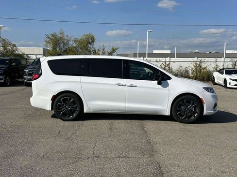 New 2026 Chrysler Pacifica Select image 2
