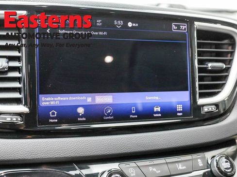 Used 2023 Chrysler Pacifica Touring-L image 19