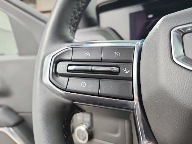 Used 2025 GMC Yukon Denali RWD image 23