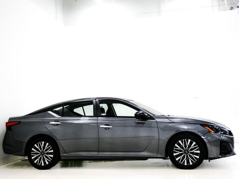Used 2024 Nissan Altima 2.5 SV FWD image 4