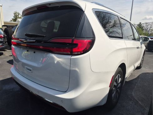 Used 2021 Chrysler Pacifica Touring-L image 3