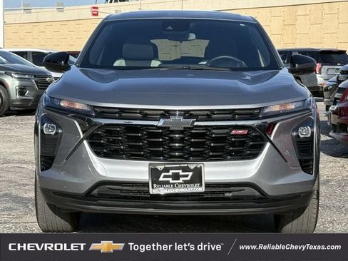 Used 2025 Chevrolet Trax RS w/ Sunroof Package FWD image 3