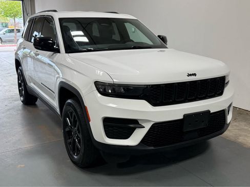 Used 2024 Jeep Grand Cherokee Altitude AWD/4WD image 5