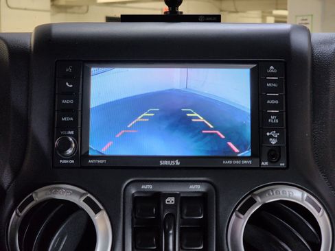 Used 2017 Jeep Wrangler Unlimited Sahara w/ Connectivity Group AWD/4WD image 19