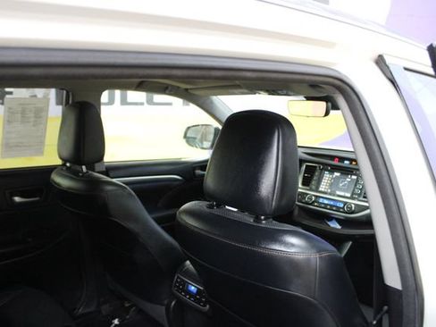 Used 2017 Toyota Highlander Limited AWD/4WD image 10