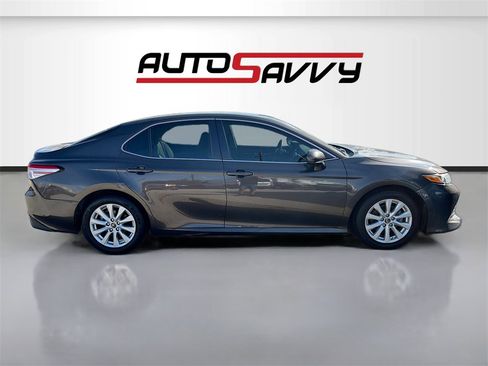 Used 2018 Toyota Camry LE image 8