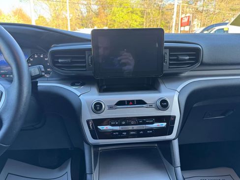 Used 2022 Ford Explorer XLT image 11