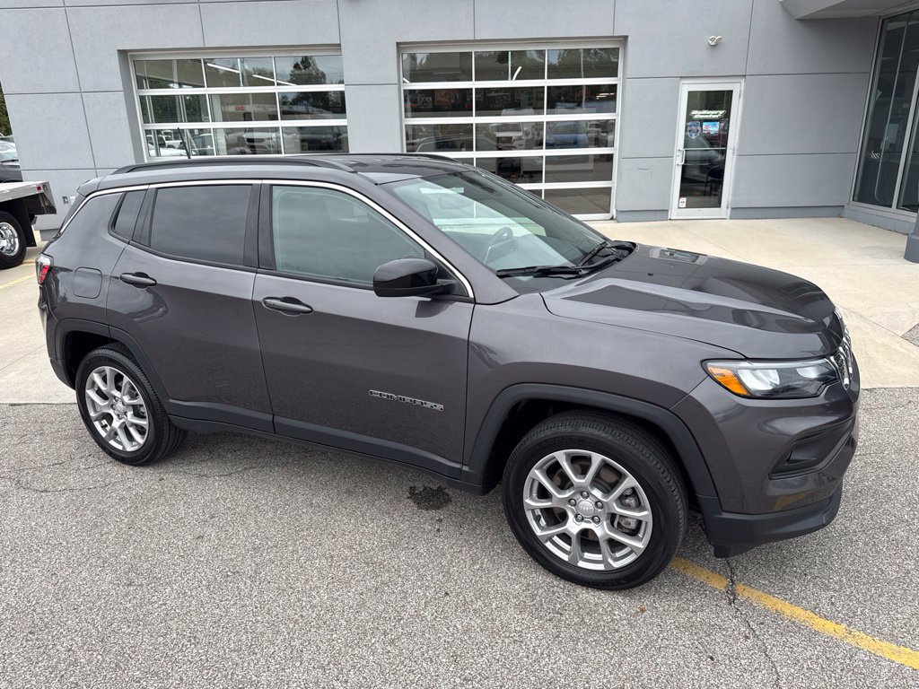 Used 2024 Jeep Compass Latitude AWD/4WD image 7